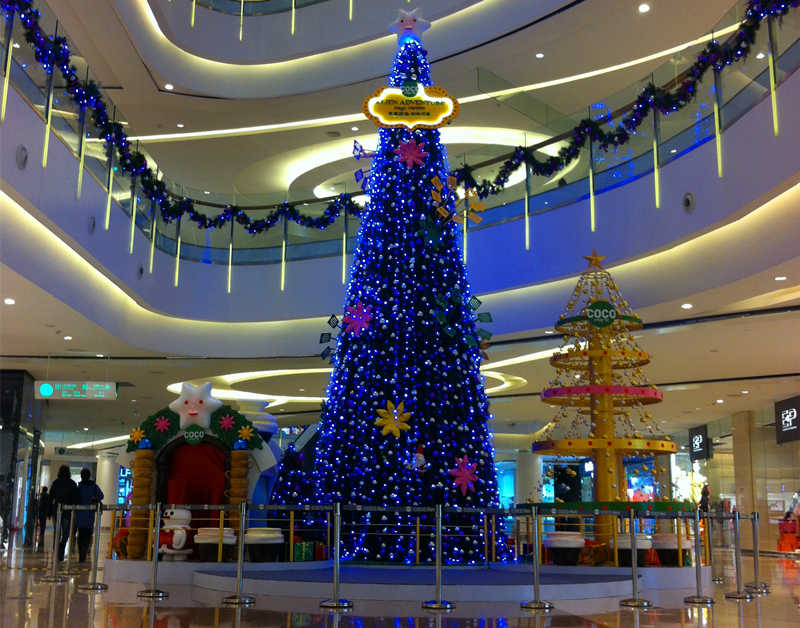 商场内大型圣诞树布置完成