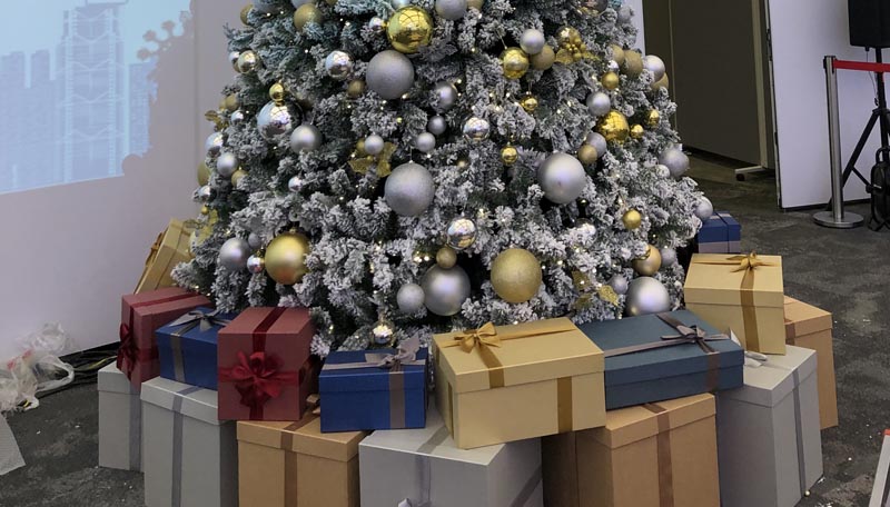 聖誕樹底禮物盒