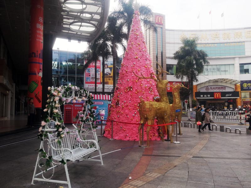 大型粉色圣诞树场景布置