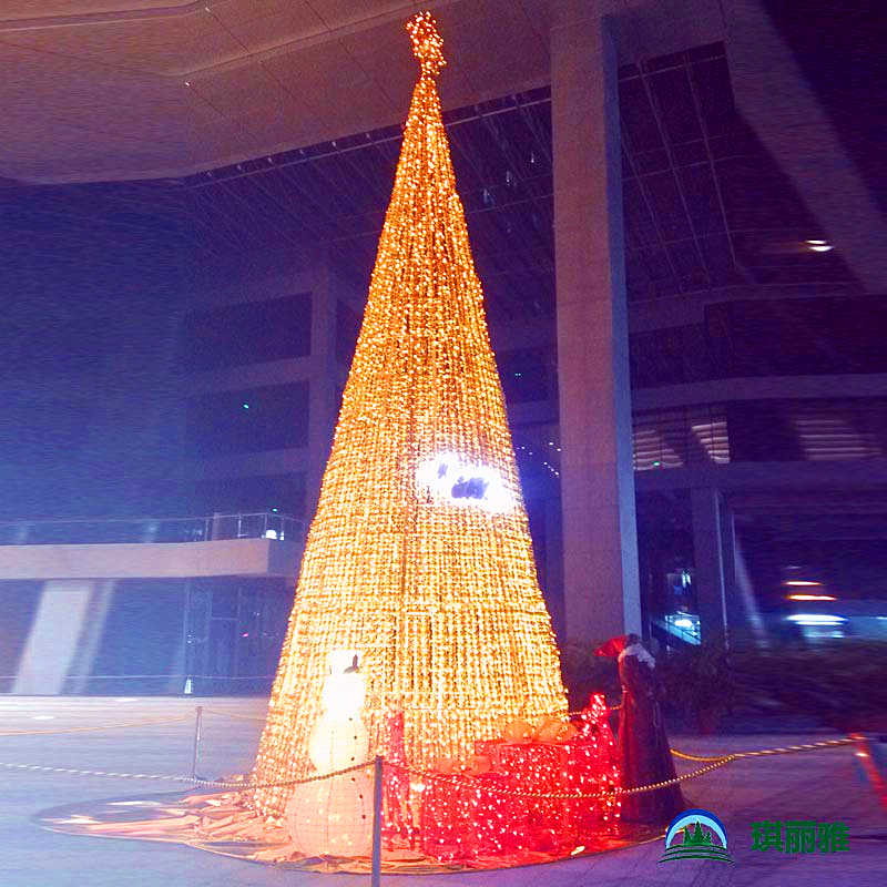 大型金色圣诞球树