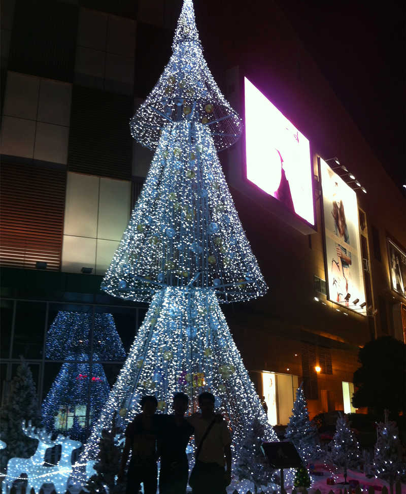 大型LED灯圣诞树亮灯