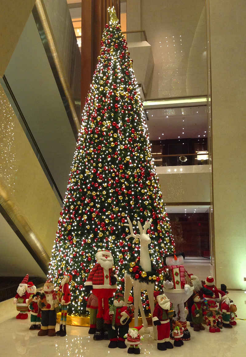 大型酒店大堂圣诞树安装