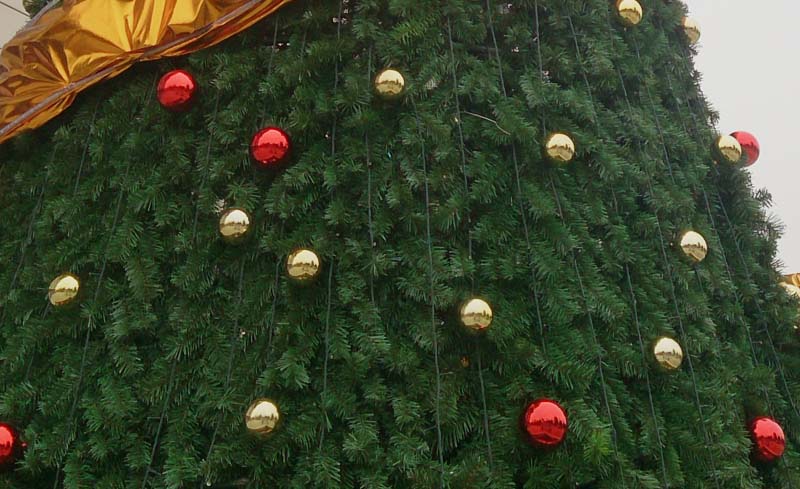 PVC叶大型圣诞树