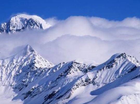高大的雪山