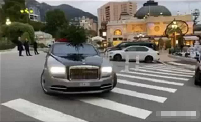 豪车运圣诞树