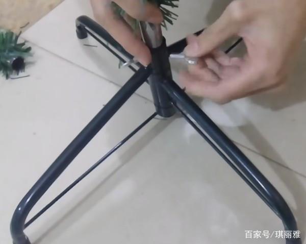 安装圣诞树脚